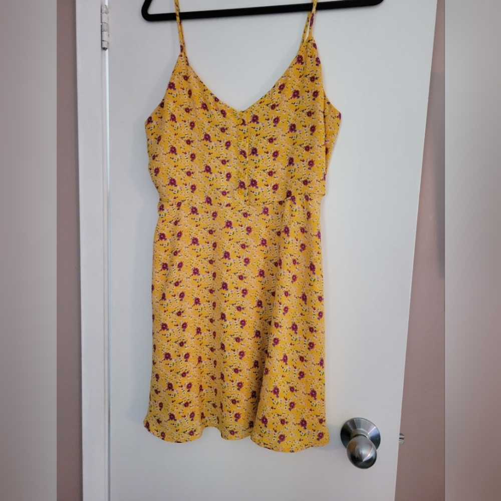 Forever 21 NWT spaghetti strap dress, yellow w floral pattern. Size large.